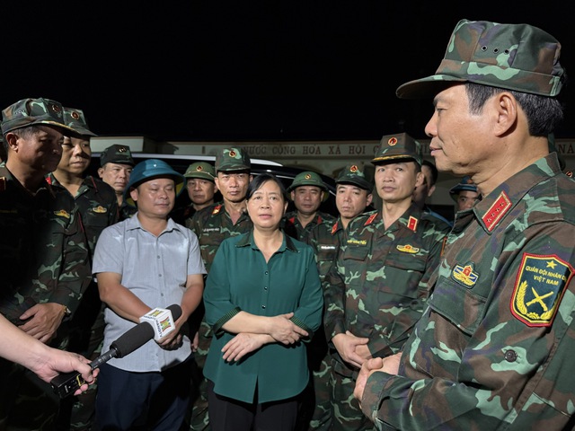 Nước sông Cầu rút dần, người dân chuẩn bị dọn dẹp nhà cửa- Ảnh 2. Nước sông Cầu rút dần, người dân chuẩn bị dọn dẹp nhà cửa- Ảnh 2.