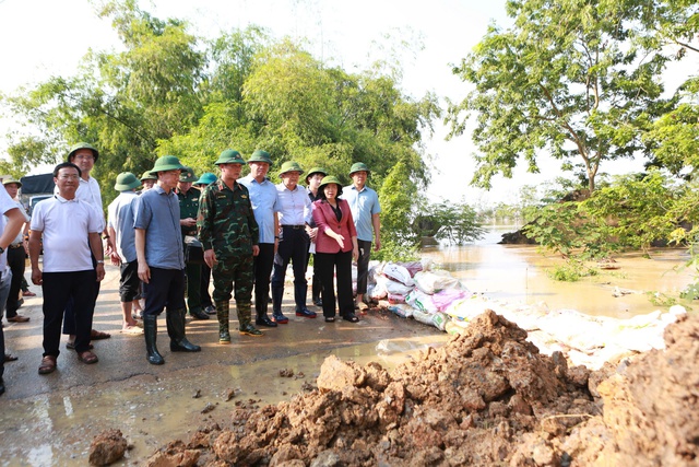 Nước sông Cầu rút dần, người dân chuẩn bị dọn dẹp nhà cửa- Ảnh 1. Nước sông Cầu rút dần, người dân chuẩn bị dọn dẹp nhà cửa- Ảnh 1.