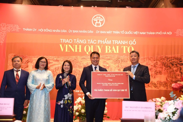 Hà Nội trao tặng tranh gỗ ‘Vinh quy bái Tổ’ cho Văn Miếu - Quốc Tử Giám- Ảnh 2. Hà Nội trao tặng tranh gỗ ‘Vinh quy bái Tổ’ cho Văn Miếu - Quốc Tử Giám- Ảnh 2.