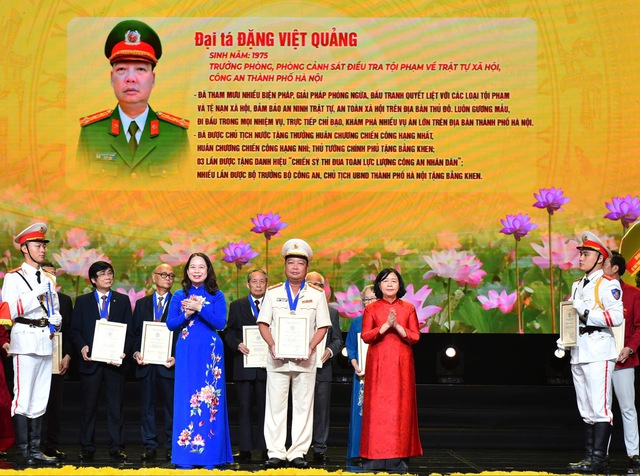 Hà Nội vinh danh 10 "Công dân Thủ đô ưu tú" năm 2025- Ảnh 2. Hà Nội vinh danh 10 "Công dân Thủ đô ưu tú" năm 2025- Ảnh 2.