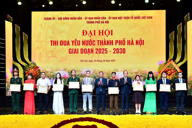 Hà Nội vinh danh 10 "Công dân Thủ đô ưu tú" năm 2025- Ảnh 4. Hà Nội vinh danh 10 "Công dân Thủ đô ưu tú" năm 2025- Ảnh 4.