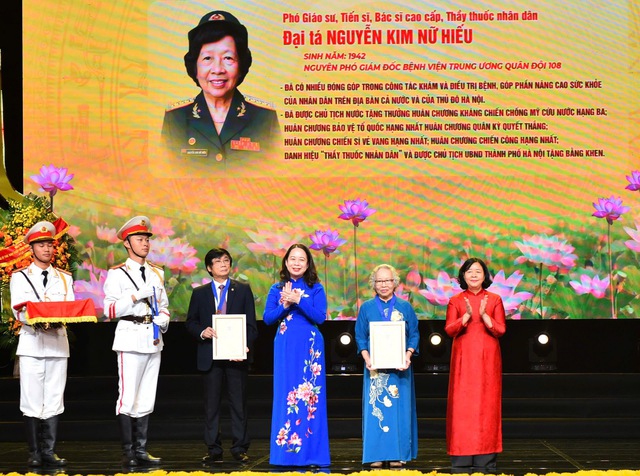 Hà Nội vinh danh 10 "Công dân Thủ đô ưu tú" năm 2025- Ảnh 3. Hà Nội vinh danh 10 "Công dân Thủ đô ưu tú" năm 2025- Ảnh 3.