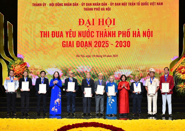 Hà Nội vinh danh 10 "Công dân Thủ đô ưu tú" năm 2025- Ảnh 1. Hà Nội vinh danh 10 "Công dân Thủ đô ưu tú" năm 2025- Ảnh 1.