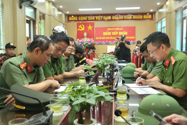 Công an Hà Nội tổng lực giúp người dân xã Trung Giã khắc phục hậu quả bão số 11- Ảnh 1. Công an Hà Nội tổng lực giúp người dân xã Trung Giã khắc phục hậu quả bão số 11- Ảnh 1.