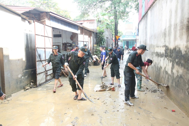 Công an Hà Nội tổng lực giúp người dân xã Trung Giã khắc phục hậu quả bão số 11- Ảnh 3. Công an Hà Nội tổng lực giúp người dân xã Trung Giã khắc phục hậu quả bão số 11- Ảnh 3.