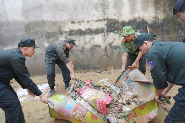 Công an Hà Nội tổng lực giúp người dân xã Trung Giã khắc phục hậu quả bão số 11- Ảnh 4. Công an Hà Nội tổng lực giúp người dân xã Trung Giã khắc phục hậu quả bão số 11- Ảnh 4.