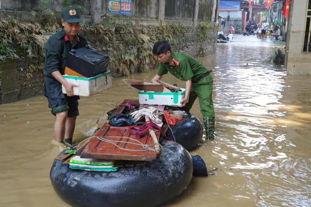 Công an Hà Nội tổng lực giúp người dân xã Trung Giã khắc phục hậu quả bão số 11- Ảnh 5. Công an Hà Nội tổng lực giúp người dân xã Trung Giã khắc phục hậu quả bão số 11- Ảnh 5.