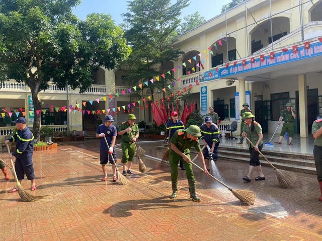 Công an Hà Nội tổng lực giúp người dân xã Trung Giã khắc phục hậu quả bão số 11- Ảnh 2. Công an Hà Nội tổng lực giúp người dân xã Trung Giã khắc phục hậu quả bão số 11- Ảnh 2.