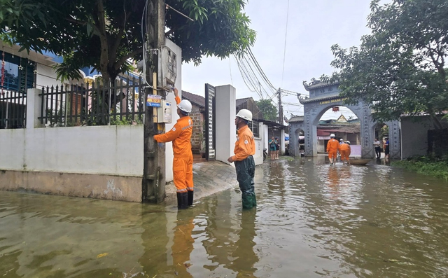 Hà Nội cảnh báo mất an toàn điện tại các khu vực úng ngập sau khi nước rút- Ảnh 1. Hà Nội cảnh báo mất an toàn điện tại các khu vực úng ngập sau khi nước rút- Ảnh 1.