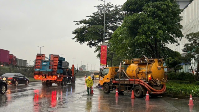 Hà Nội: Ứng trực tại các điểm trọng yếu để xử lý khi xảy ra úng ngập- Ảnh 1. Hà Nội: Ứng trực tại các điểm trọng yếu để xử lý khi xảy ra úng ngập- Ảnh 1.
