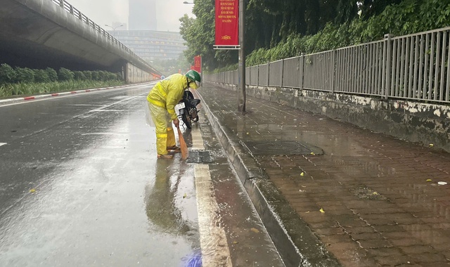Hà Nội: Ứng trực tại các điểm trọng yếu để xử lý khi xảy ra úng ngập- Ảnh 2. Hà Nội: Ứng trực tại các điểm trọng yếu để xử lý khi xảy ra úng ngập- Ảnh 2.