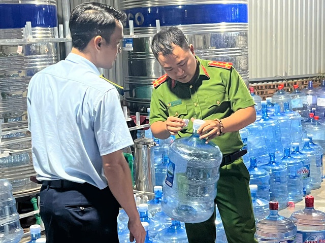 Công an Hà Nội khởi tố 4 đối tượng trong vụ  sản xuất, buôn bán nước Lavie giả- Ảnh 2.