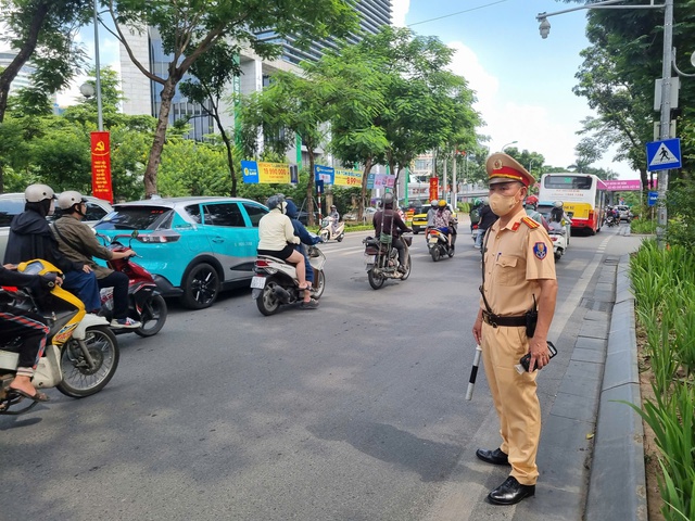 Hà Nội đồng loạt ra quân kiểm tra nồng độ cồn cùng lực lượng CSGT toàn quốc- Ảnh 1. Hà Nội đồng loạt ra quân kiểm tra nồng độ cồn cùng lực lượng CSGT toàn quốc- Ảnh 1.