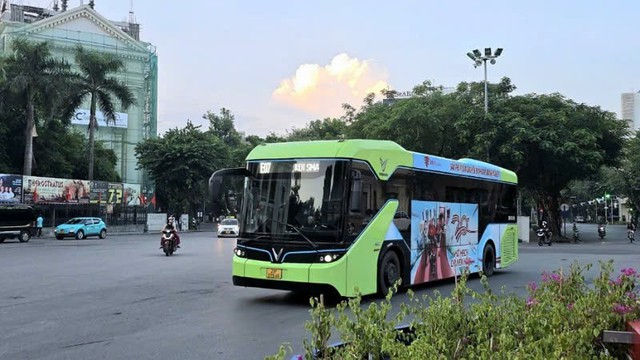 Hà Nội đề xuất tăng tuyến buýt phục vụ Hội chợ mùa Thu 2025 - Ảnh 1. Hà Nội đề xuất tăng tuyến buýt phục vụ Hội chợ mùa Thu 2025 - Ảnh 1.