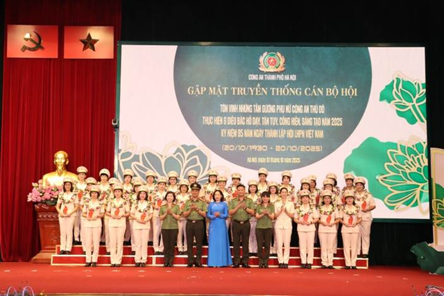 Lan tỏa hình ảnh đẹp của phụ nữ Công an Thủ đô- Ảnh 1. Lan tỏa hình ảnh đẹp của phụ nữ Công an Thủ đô- Ảnh 1.