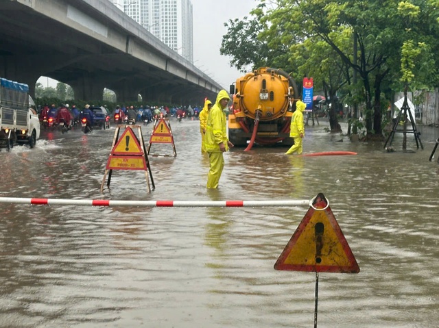 Hà Nội: Khẩn trương khắc phục tình trạng ngập úng - Ảnh 1.