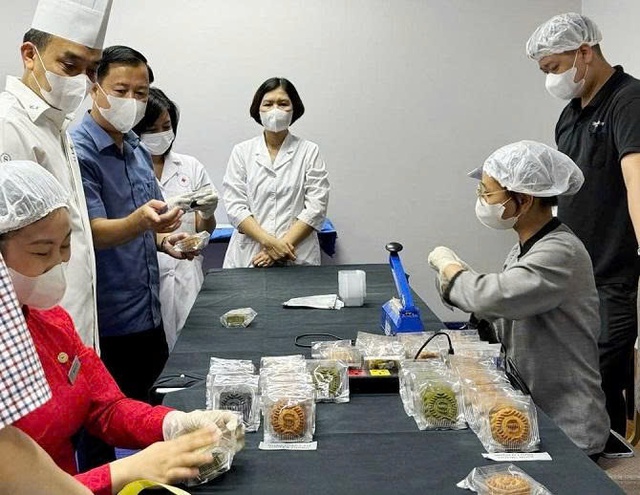 Hà Nội tăng cường kiểm tra an toàn thực phẩm dịp Tết Trung thu- Ảnh 2.