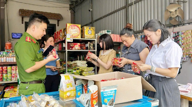 Hà Nội tăng cường kiểm tra an toàn thực phẩm dịp Tết Trung thu- Ảnh 1.