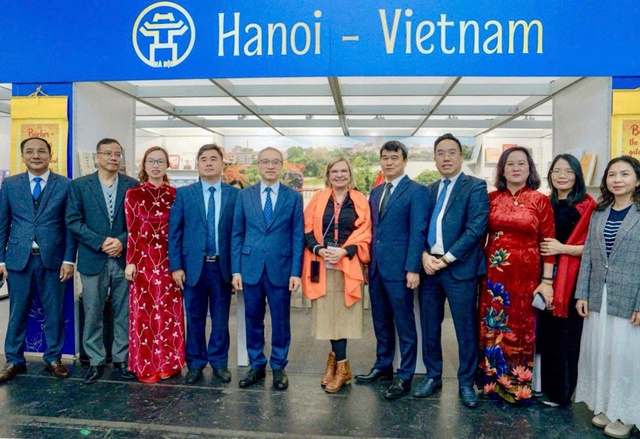 Ấn tượng Không gian sách và văn hóa Hà Nội tại Hội sách quốc tế Frankfurt 2025- Ảnh 1. Ấn tượng Không gian sách và văn hóa Hà Nội tại Hội sách quốc tế Frankfurt 2025- Ảnh 1.