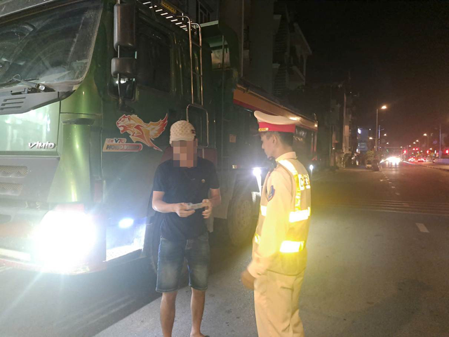 Hà Nội ra quân tiếp tục kiểm soát, xử lý xe tải vi phạm trong đêm- Ảnh 1. Hà Nội ra quân tiếp tục kiểm soát, xử lý xe tải vi phạm trong đêm- Ảnh 1.