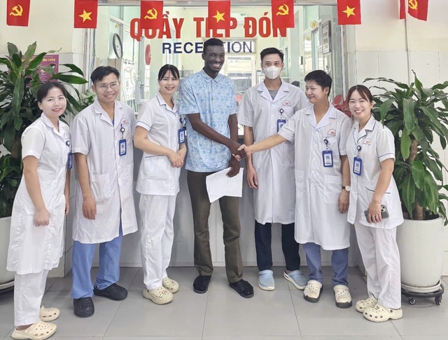 Cấp cứu thành công bệnh nhân quốc tịch Ghana bị tràn khí màng phổi- Ảnh 1. Cấp cứu thành công bệnh nhân quốc tịch Ghana bị tràn khí màng phổi- Ảnh 1.