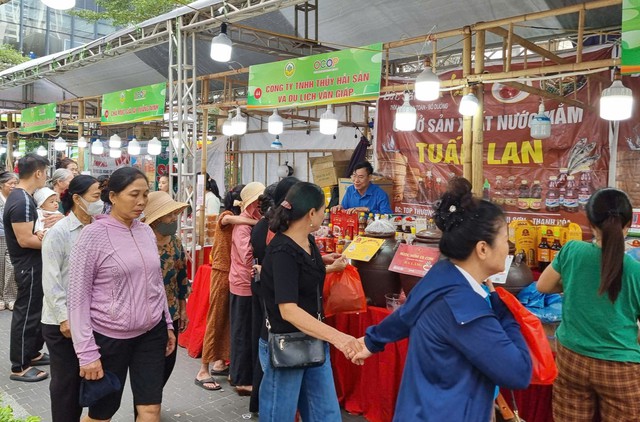 Giới thiệu, quảng bá sản phẩm an toàn đến cư dân nội đô- Ảnh 2. Giới thiệu, quảng bá sản phẩm an toàn đến cư dân nội đô- Ảnh 2.