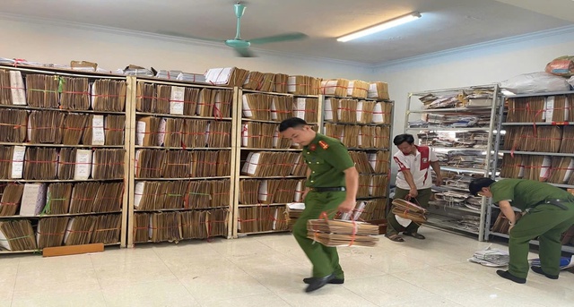 Khẩn trương hoàn thành bàn giao hồ sơ tàng thư căn cước, cư trú về Công an cấp xã- Ảnh 1. Khẩn trương hoàn thành bàn giao hồ sơ tàng thư căn cước, cư trú về Công an cấp xã- Ảnh 1.