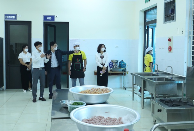 Kiểm tra đột xuất bữa ăn bán trú tại trường Tiểu học Chu Minh-Quảng Oai- Ảnh 2.