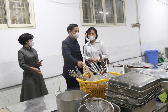 Trưởng Tiểu học Cự Khê thay nhà thầu mới cung cấp bữa ăn bán trú theo quy định- Ảnh 1.