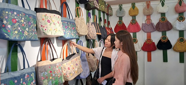Ngành thủ công mỹ nghệ cần khai thác tối đa lợi thế từ FTA thế hệ mới - Ảnh 1. Ngành thủ công mỹ nghệ cần khai thác tối đa lợi thế từ FTA thế hệ mới - Ảnh 1.