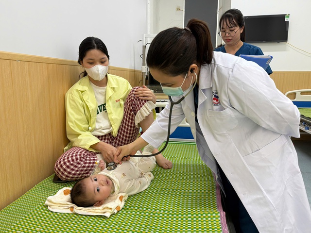 Chủ động phòng chống bệnh cho trẻ nhỏ thời tiết giao mùa- Ảnh 1. Chủ động phòng chống bệnh cho trẻ nhỏ thời tiết giao mùa- Ảnh 1.