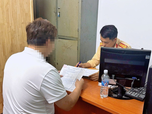 Cảnh sát giao thông Hà Nội xử phạt công ty quảng cáo trên thùng xe tải - Ảnh 2. Cảnh sát giao thông Hà Nội xử phạt công ty quảng cáo trên thùng xe tải - Ảnh 2.