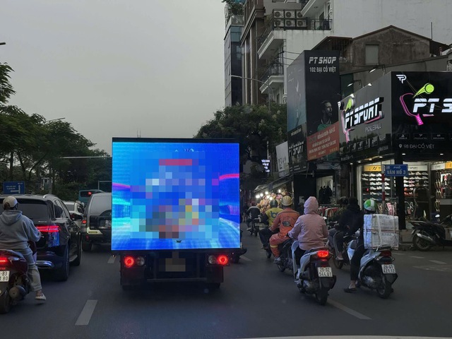 Cảnh sát giao thông Hà Nội xử phạt công ty quảng cáo trên thùng xe tải - Ảnh 1. Cảnh sát giao thông Hà Nội xử phạt công ty quảng cáo trên thùng xe tải - Ảnh 1.