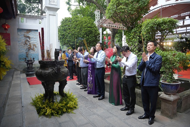 Tổ chức lễ hội truyền thống tưởng niệm ngày Hóa Đức Thánh Huyền Thiên Trấn Vũ- Ảnh 1. Tổ chức lễ hội truyền thống tưởng niệm ngày Hóa Đức Thánh Huyền Thiên Trấn Vũ- Ảnh 1.