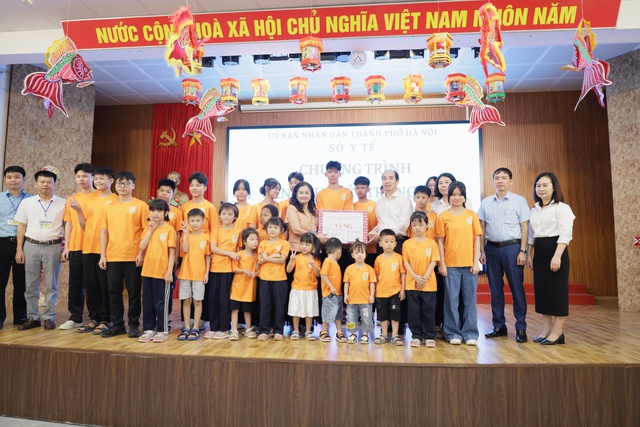Thăm, tặng quà trung thu cho thiếu nhi có hoàn cảnh khó khăn- Ảnh 1.