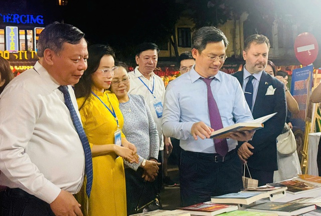 Hội sách Hà Nội lần năm 2025 ‘Thăng Long - Hà Nội - Khát vọng vươn mình’- Ảnh 3.
