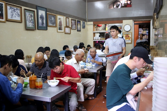 Văn hóa xếp hàng thưởng thức ẩm thực ở Hà Nội- Ảnh 1. Văn hóa xếp hàng thưởng thức ẩm thực ở Hà Nội- Ảnh 1.