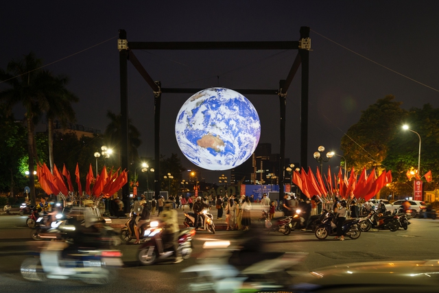 'Gaia' đánh thức tình yêu Trái Đất giữa lòng Hà Nội- Ảnh 2. 'Gaia' đánh thức tình yêu Trái Đất giữa lòng Hà Nội- Ảnh 2.