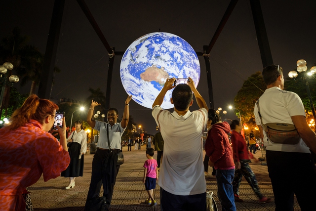 'Gaia' đánh thức tình yêu Trái Đất giữa lòng Hà Nội- Ảnh 1. 'Gaia' đánh thức tình yêu Trái Đất giữa lòng Hà Nội- Ảnh 1.