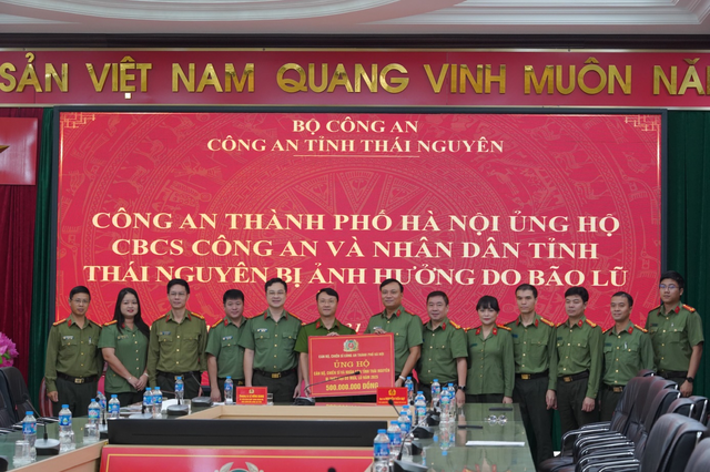 Công an Hà Nội trao quà ủng hộ Nhân dân và cán bộ, chiến sĩ Công an các tỉnh chịu hậu quả bão lũ- Ảnh 1. Công an Hà Nội trao quà ủng hộ Nhân dân và cán bộ, chiến sĩ Công an các tỉnh chịu hậu quả bão lũ- Ảnh 1.