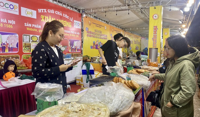 ‘Ngày hội khuyến mại tháng 11’: Tưng bừng khuyến mại-Rộn ràng mua sắm- Ảnh 3. ‘Ngày hội khuyến mại tháng 11’: Tưng bừng khuyến mại-Rộn ràng mua sắm- Ảnh 3.