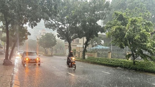 Hà Nội: Ảnh hưởng bão số 11, có nơi mưa dông trên 200 mm- Ảnh 1. Hà Nội: Ảnh hưởng bão số 11, có nơi mưa dông trên 200 mm- Ảnh 1.