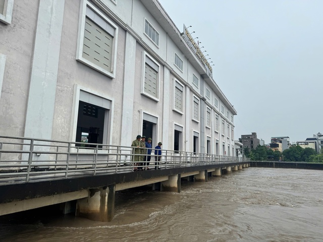 Lãnh đạo TP. Hà Nội kiểm tra tình hình ngập úng sau mưa lớn- Ảnh 3. Lãnh đạo TP. Hà Nội kiểm tra tình hình ngập úng sau mưa lớn- Ảnh 3.