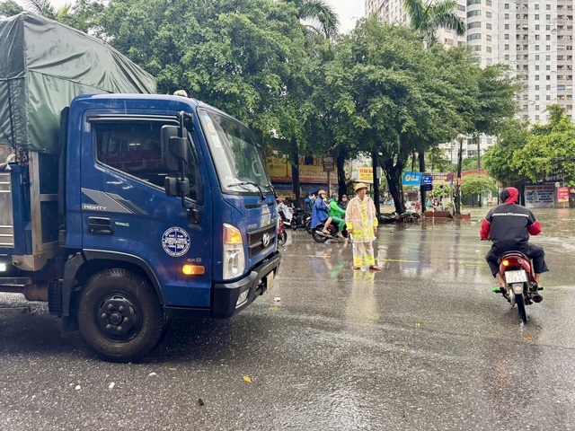 Hà Nội: 122 điểm ngập nước, trong đó 23 điểm ngập sâu, không lưu thông được- Ảnh 6.