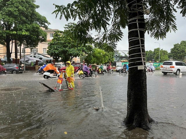 Hà Nội: 122 điểm ngập nước, trong đó 23 điểm ngập sâu, không lưu thông được- Ảnh 2.