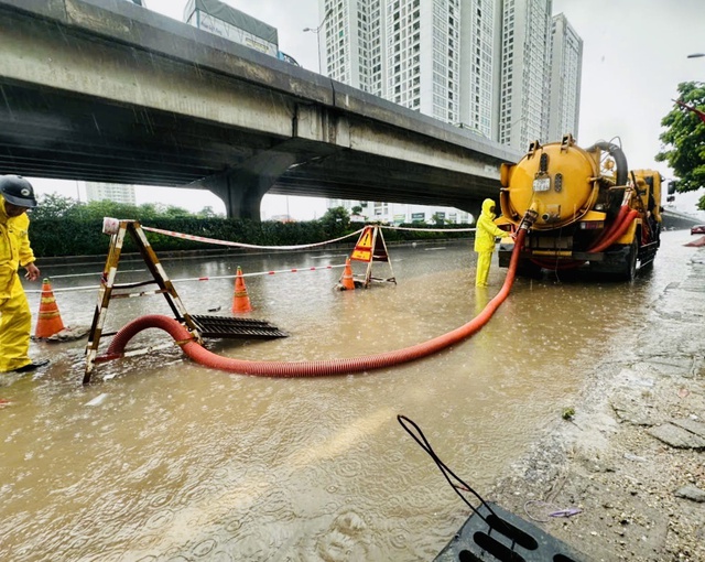Hà Nội: 122 điểm ngập nước, trong đó 23 điểm ngập sâu, không lưu thông được- Ảnh 3.