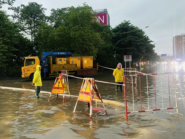 Hà Nội: 122 điểm ngập nước, trong đó 23 điểm ngập sâu, không lưu thông được- Ảnh 5.