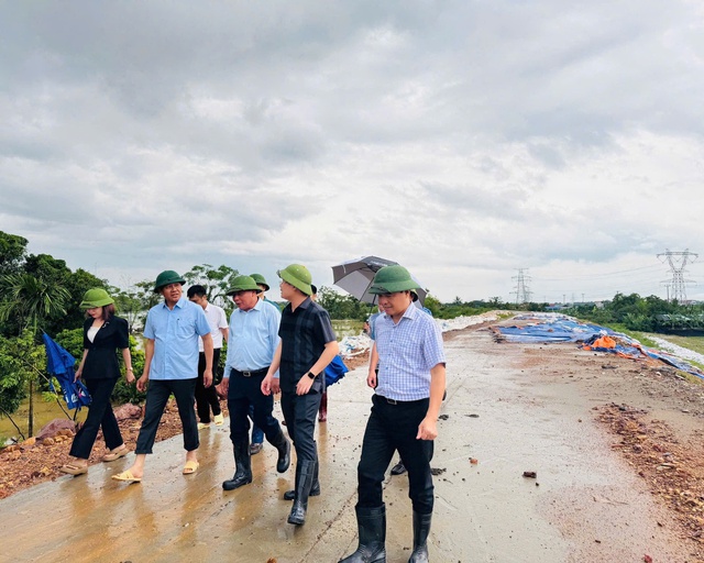 Lãnh đạo TP. Hà Nội kiểm tra tình hình ngập úng, phòng chống mưa bão- Ảnh 1. Lãnh đạo TP. Hà Nội kiểm tra tình hình ngập úng, phòng chống mưa bão- Ảnh 1.