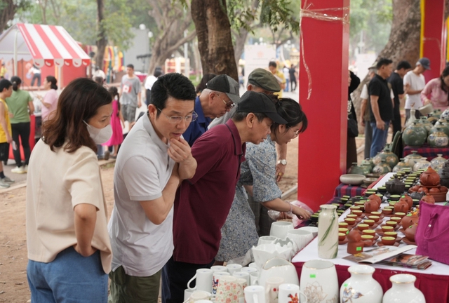 Hà Nội: Thương mại, dịch vụ và du lịch tăng trưởng mạnh mẽ- Ảnh 1. Hà Nội: Thương mại, dịch vụ và du lịch tăng trưởng mạnh mẽ- Ảnh 1.