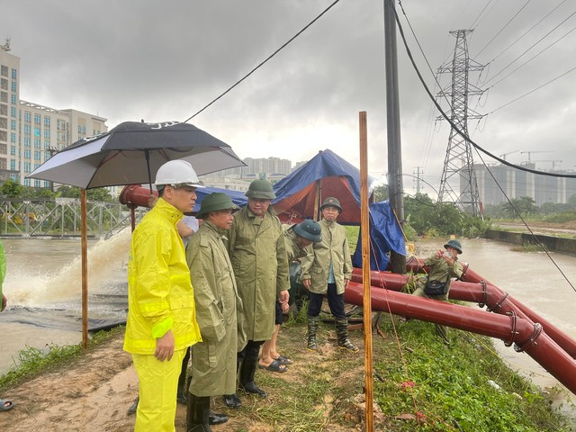 Lãnh đạo TP. Hà Nội kiểm tra tình hình ngập úng sau mưa lớn- Ảnh 1. Lãnh đạo TP. Hà Nội kiểm tra tình hình ngập úng sau mưa lớn- Ảnh 1.